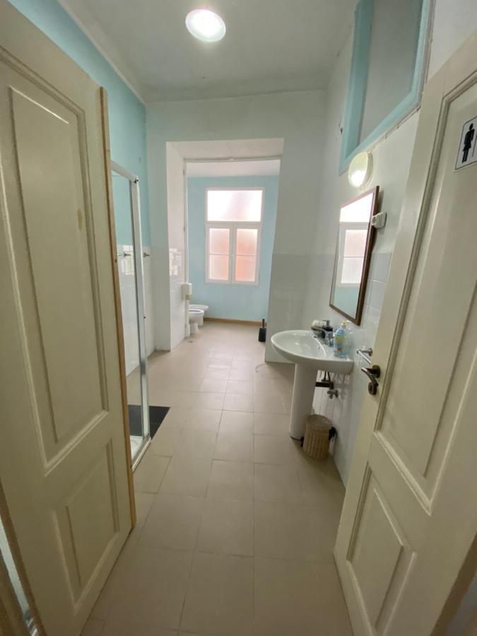 ליסבון Relax Chiado 3 - Cute Little Double Room With Shared Bathroom מראה חיצוני תמונה