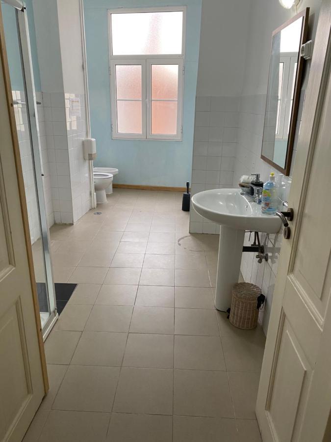 ליסבון Relax Chiado 3 - Cute Little Double Room With Shared Bathroom מראה חיצוני תמונה